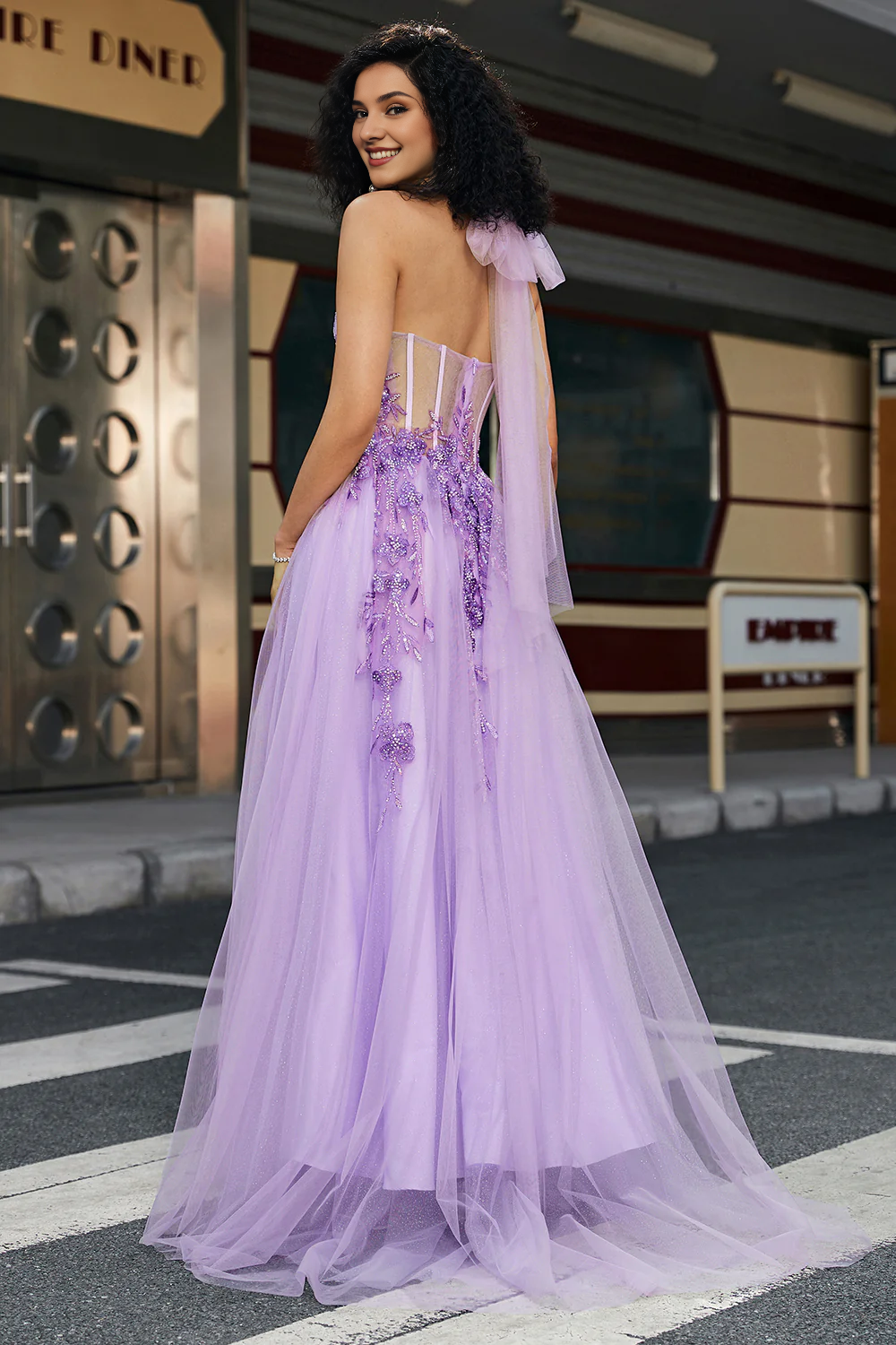 Wunderschönes grau-violettes A-Linien-Ballkleid mit hängendem Hals und engem Korsett