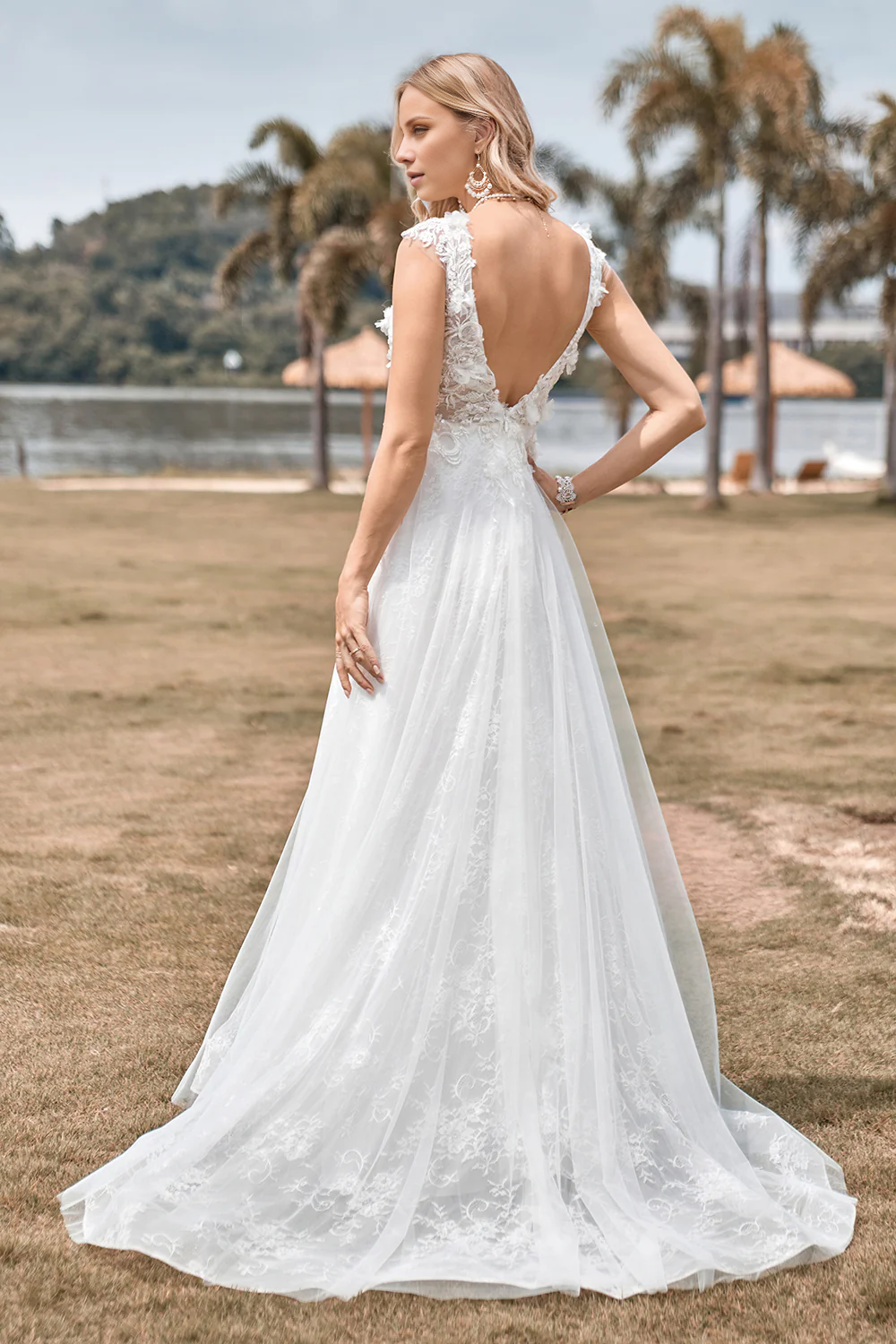 Robe de mariée en mousseline de soie à col en V et à lien A