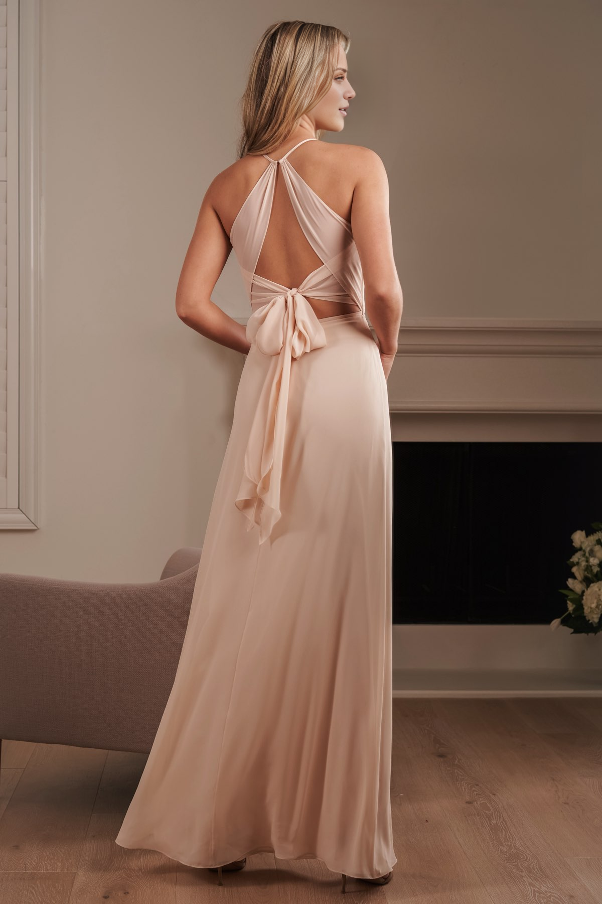 Robe de bal longue sans manches avec col foulard et fines bretelles, fente dans le dos et longueur au sol