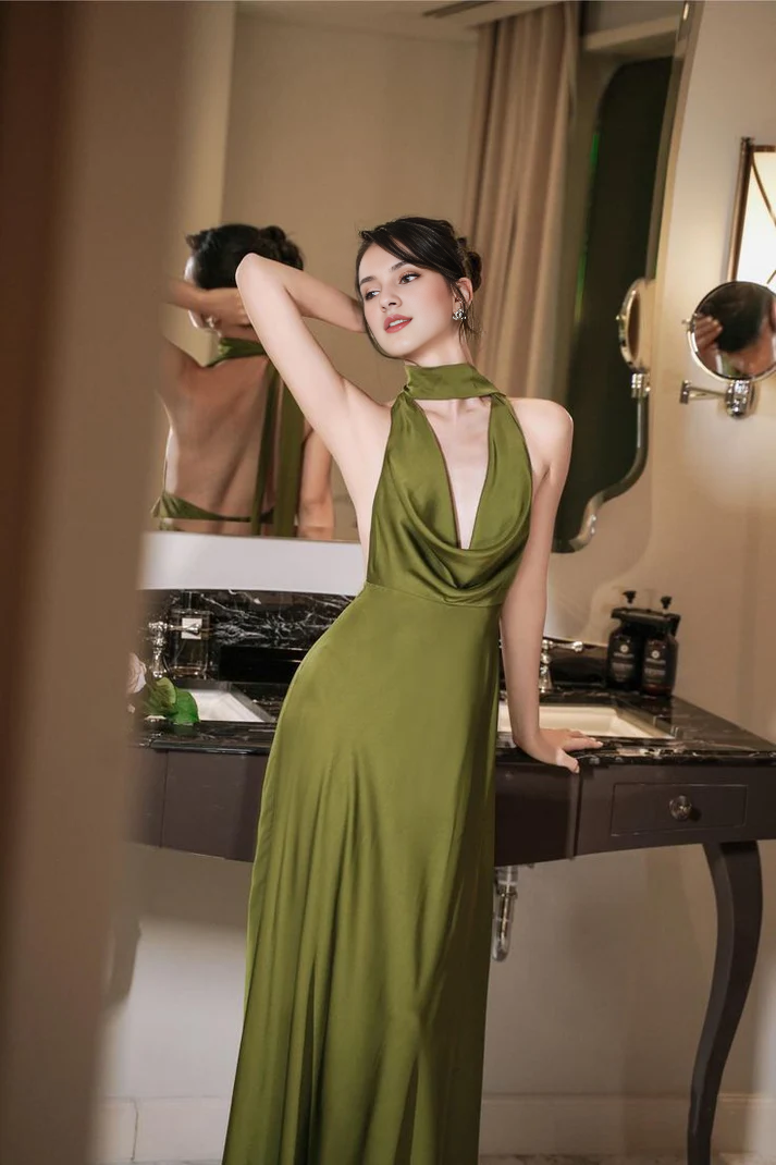 Grünes, enges, langes Abendkleid mit hängendem Hals