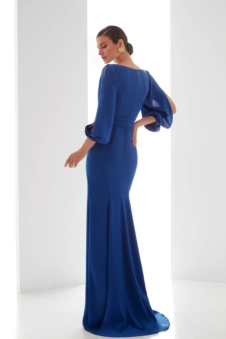 Langärmliges Abendkleid mit V-Ausschnitt und Seitenschlitz in Bodenlänge