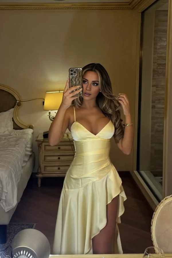 Robe de bal longue à décolleté en V et épaules dénudées, sans manches, fines bretelles et fente dans le dos