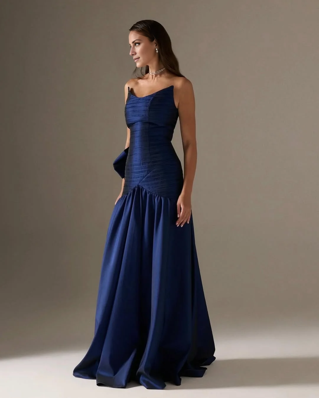 Robe de bal Yidibang à épaules dénudées, sans manches, détails plissés, dos nu et longueur au sol