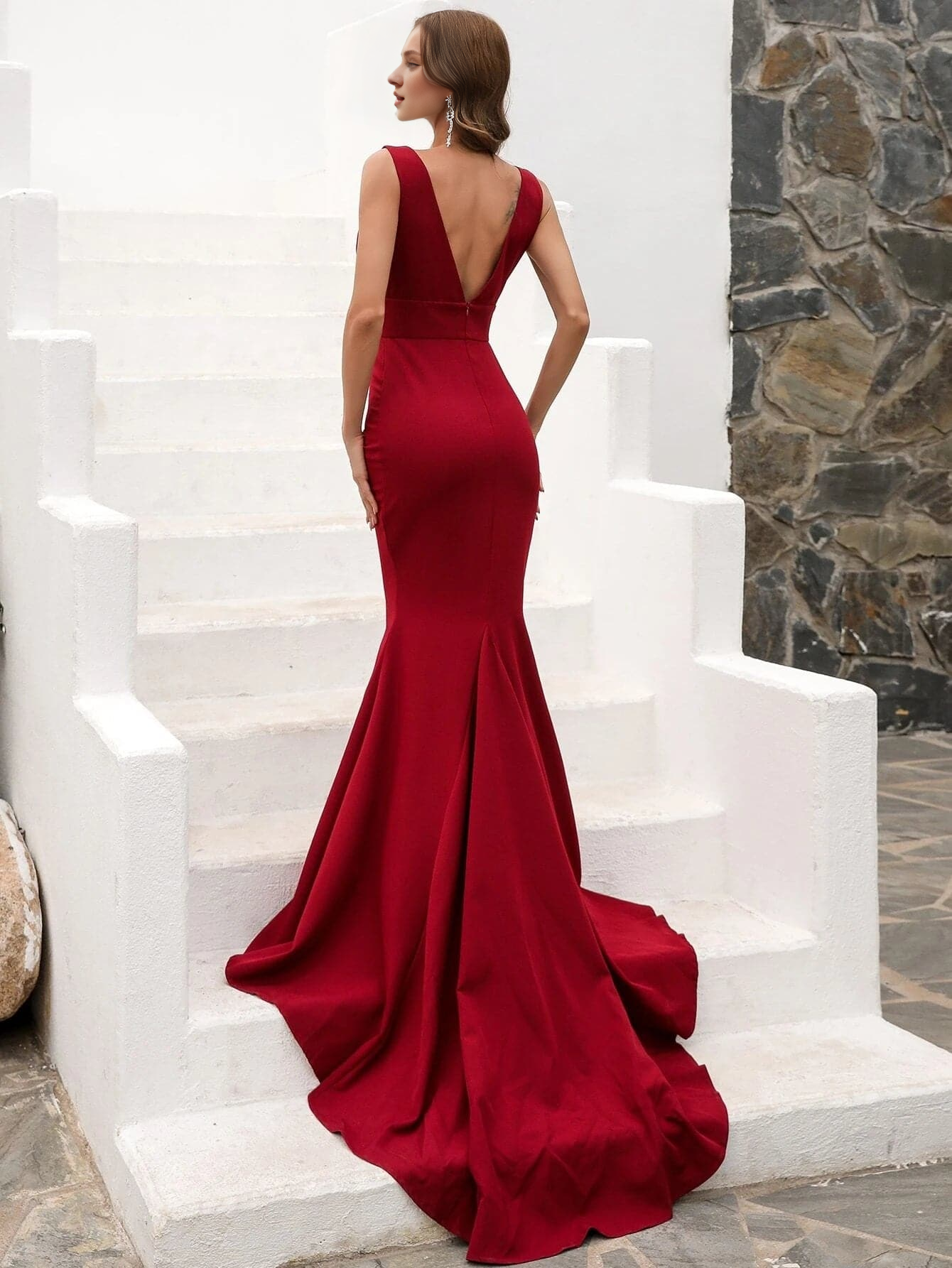 Robe de soirée rouge à décolleté en V profond et longueur au sol