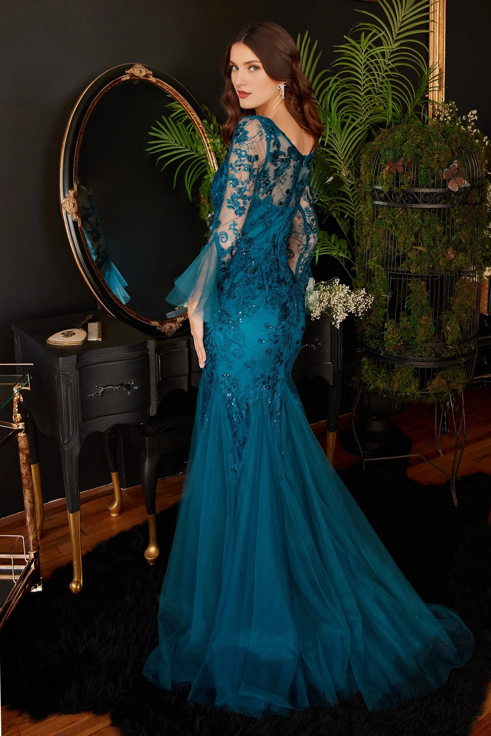 Robe de soirée à manches longues évasées et appliques en dentelle sirène ajustée