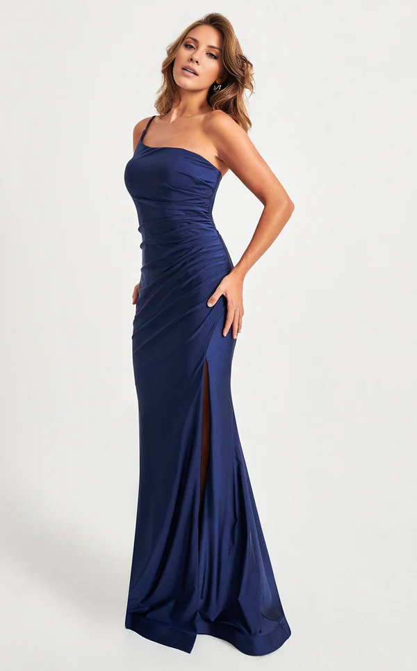 Robe de soirée longue en satin à décolleté asymétrique et fente latérale