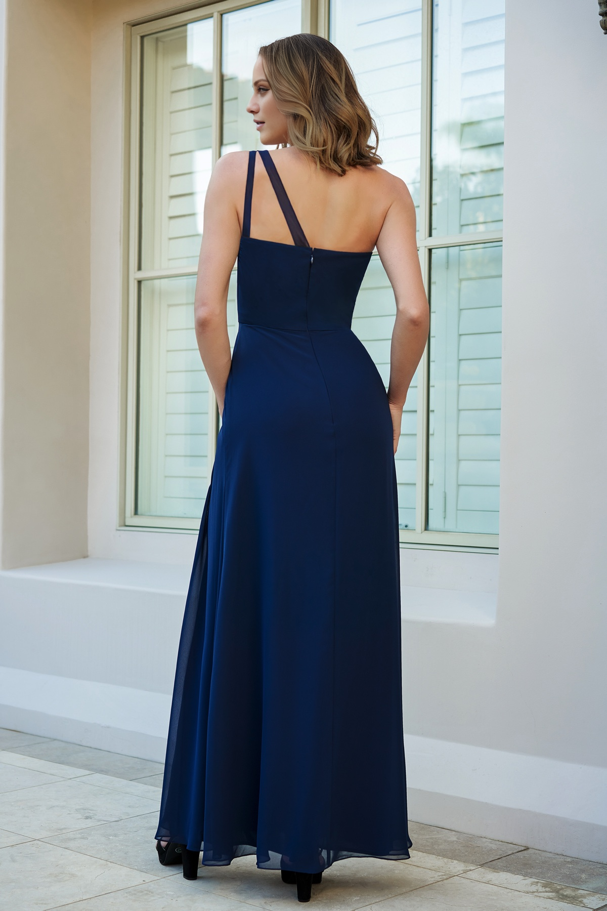 Robe de bal Yidibang asymétrique à col, épaules dénudées, sans manches, dos nu, fente latérale et longueur au sol