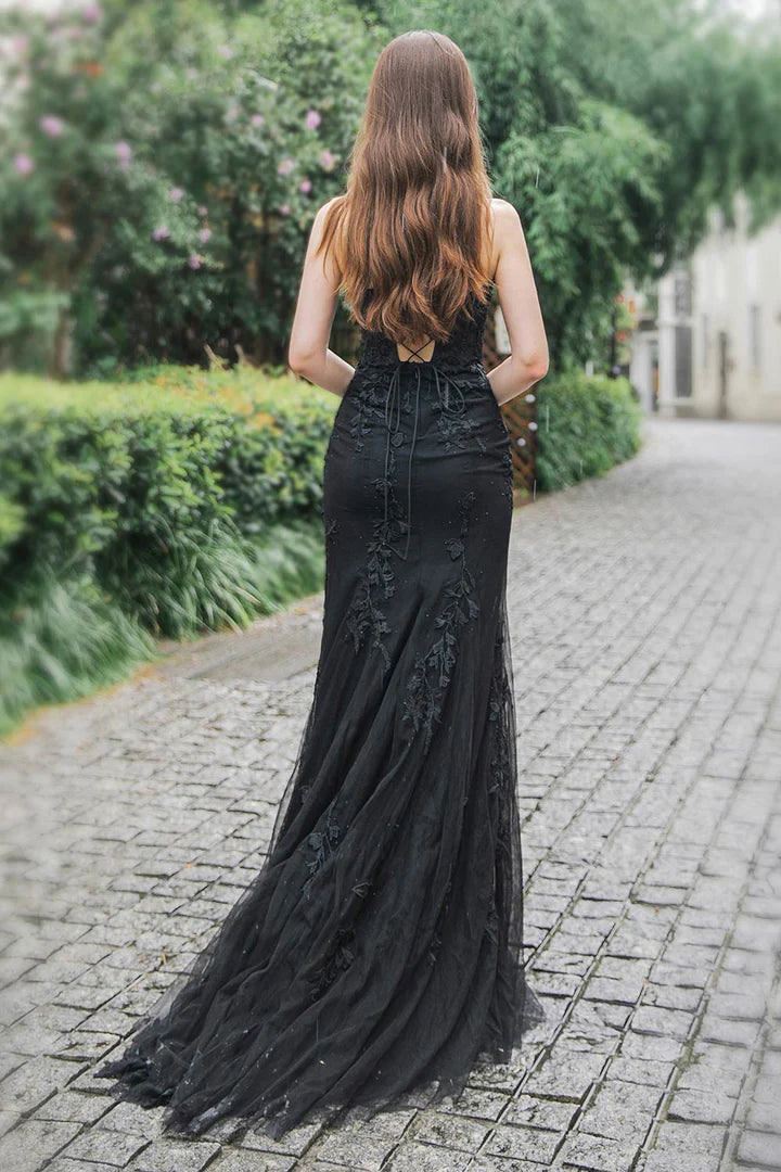 Langes Abendkleid mit Herzausschnitt, seitlichem Schlitz und Boden
