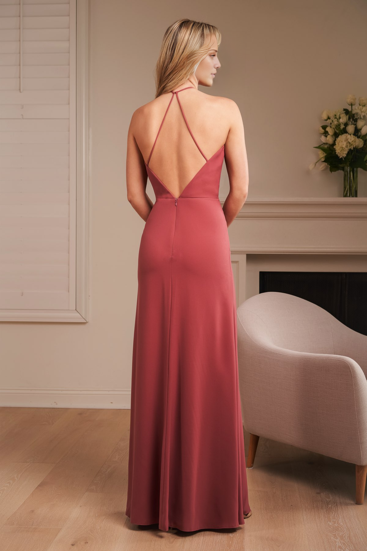 Robe de bal longue sans manches avec col suspendu et fines bretelles et épaules dénudées