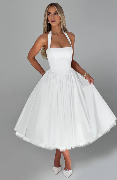 Langes, schulterfreies Ballkleid mit quadratischem Halsausschnitt