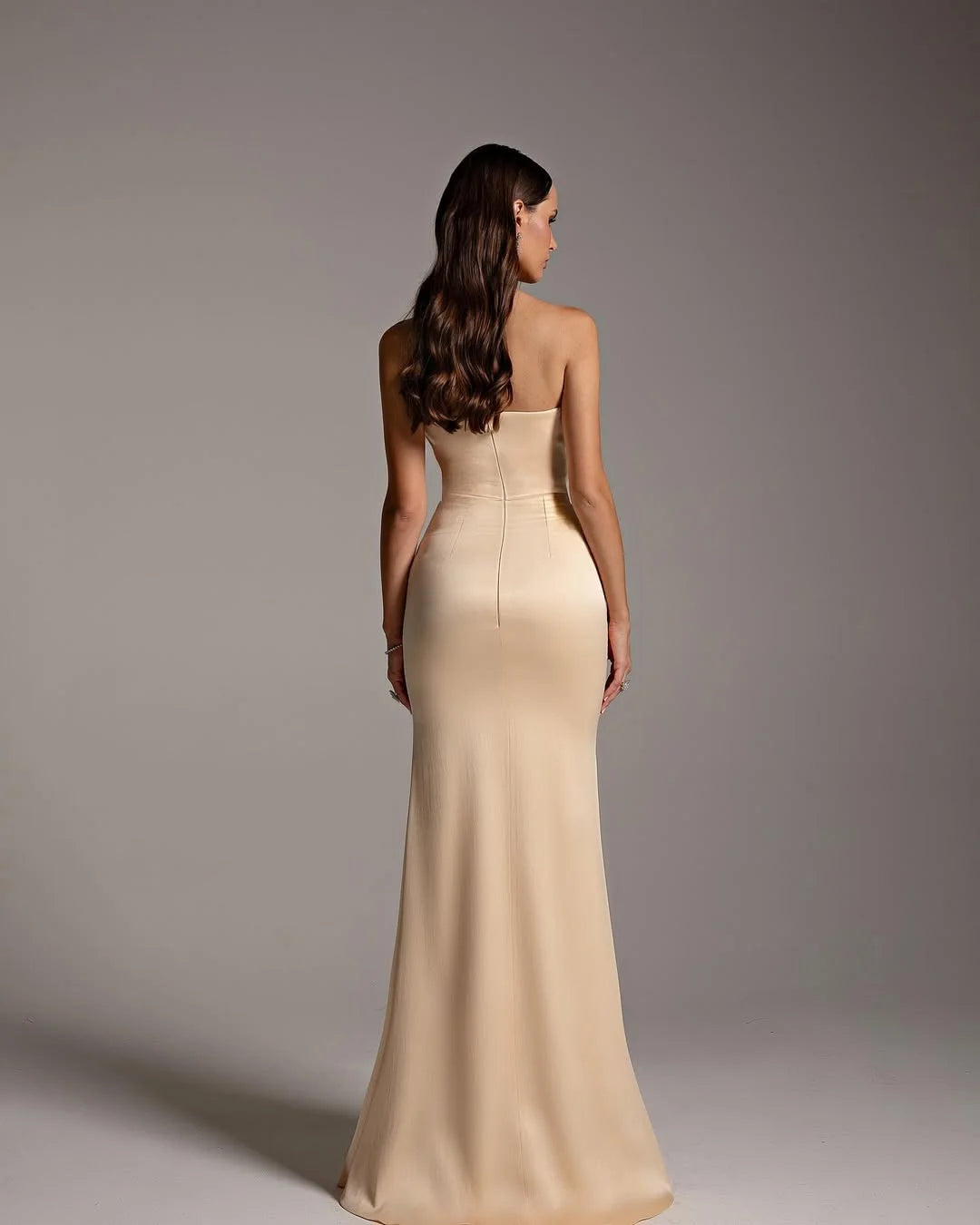 Robe de bal sirène Yidibang à épaules dénudées, sans manches, dos nu et longueur au sol