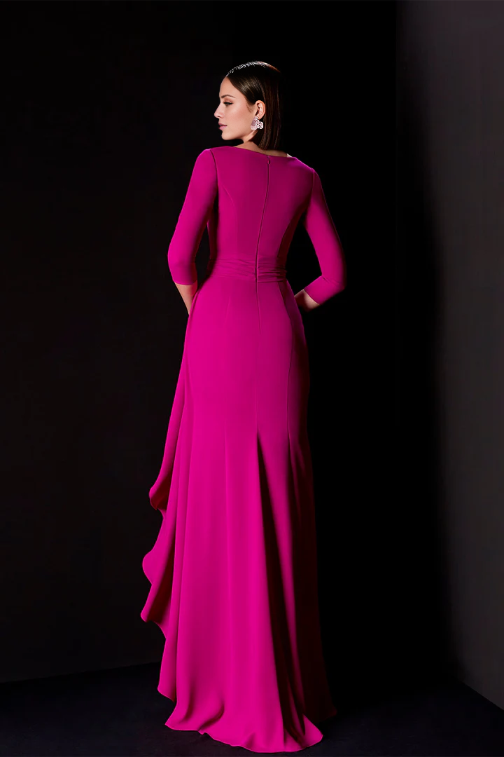 Robe de soirée longue à encolure dégagée, manches 3/4 et fente latérale