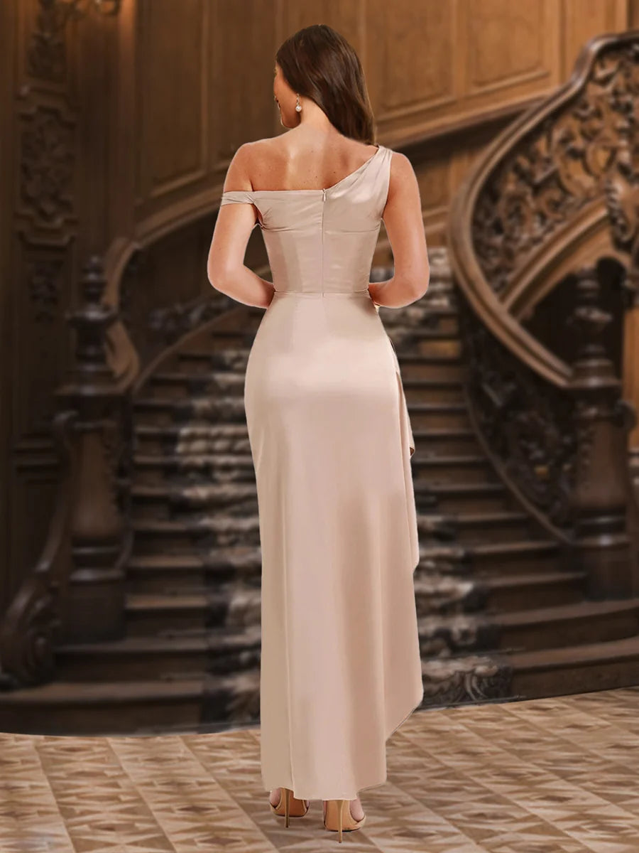 Eng anliegendes/gerade schulterfreies, ärmelloses, hochgeschlitztes Abendkleid mit gerüschten Kanten und Knöchellänge