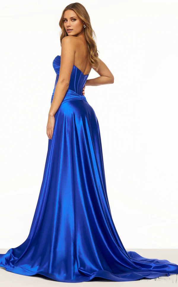 Trägerloses, bodenlanges Abendkleid mit herzförmigem Ausschnitt und Seitenschlitz