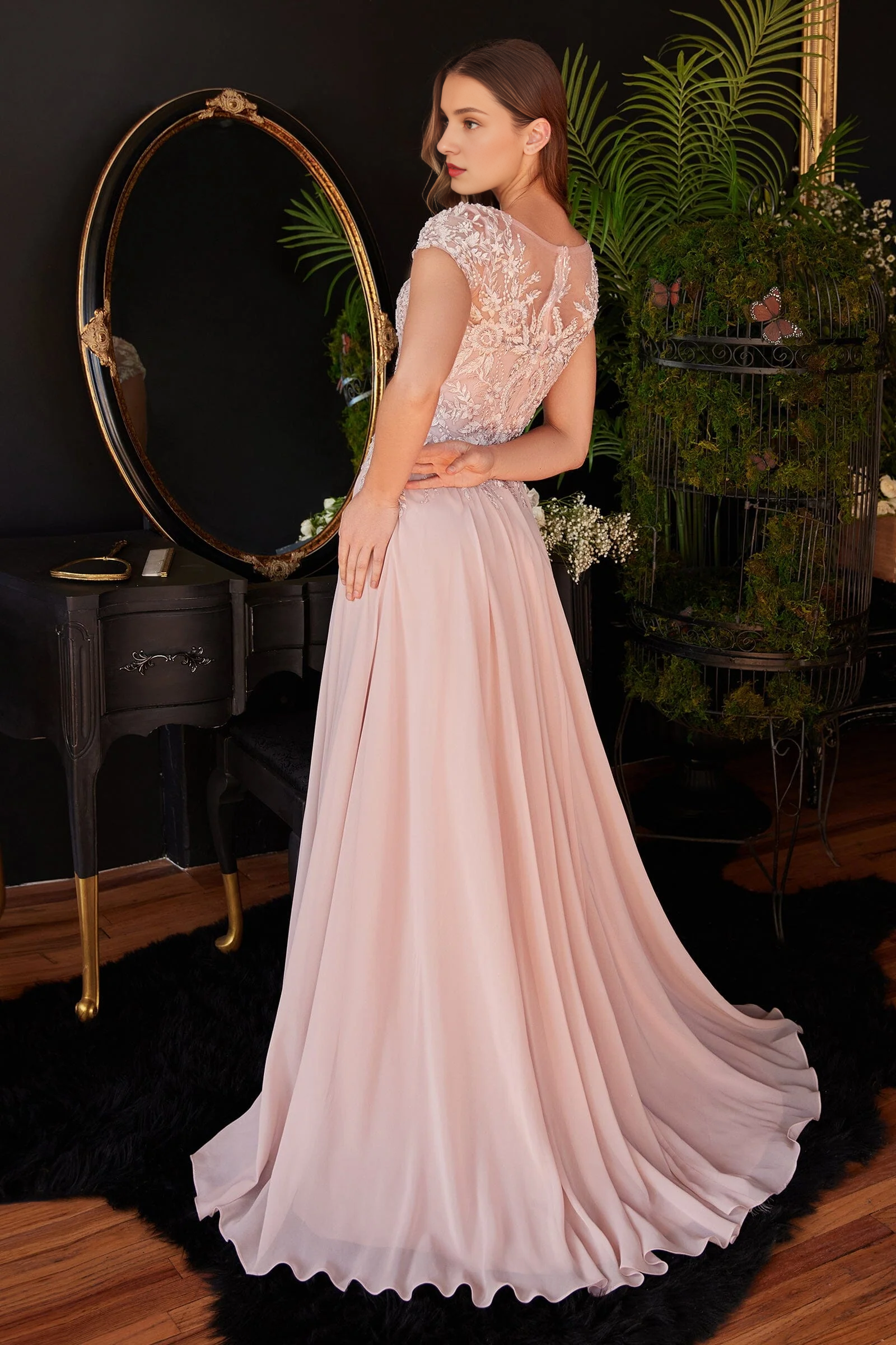 Robe de soirée en mousseline à manches longues et courtes avec appliques brodées