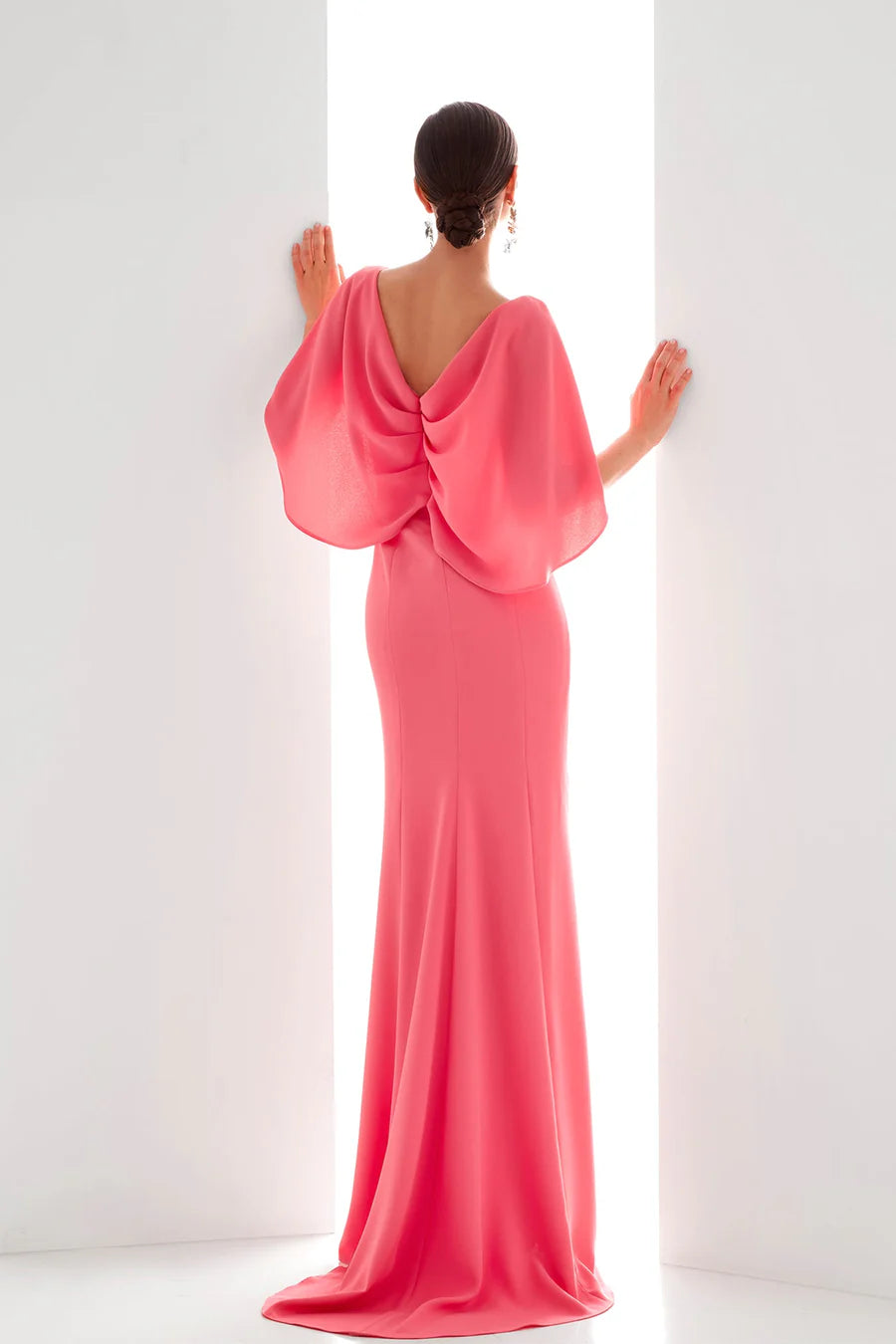 Ärmelloses bodenlanges Abendkleid mit V-Ausschnitt und Säulen