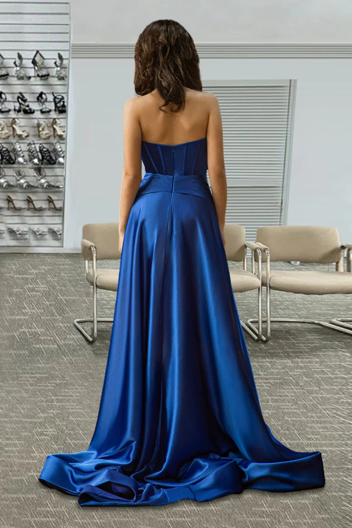 Königsblaues Abendkleid mit Lockenlochkragen, Seitenschlitz und bodenlanger Länge