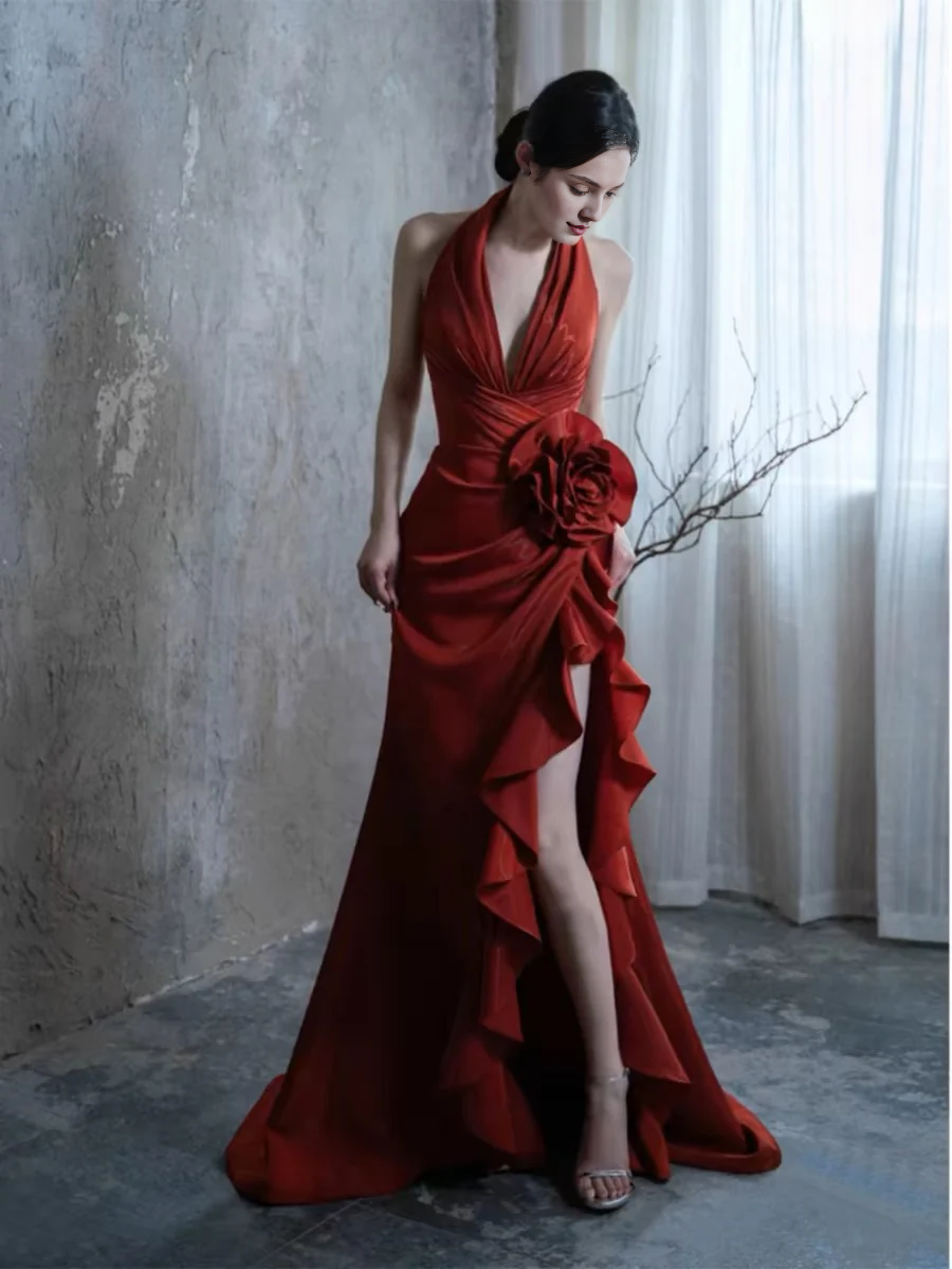 Weinrotes Abendkleid mit hängendem Hals, Schlitz und Fischschwanz