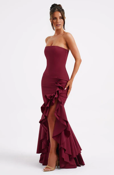 Trägerloses, rückenfreies, seitlich geschlitztes, gerüschtes Rand und bodenlanges Ballkleid