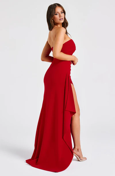 Bodenlanges Ballkleid aus Crêpe mit trägerlosem Kragen, Seitenschlitz