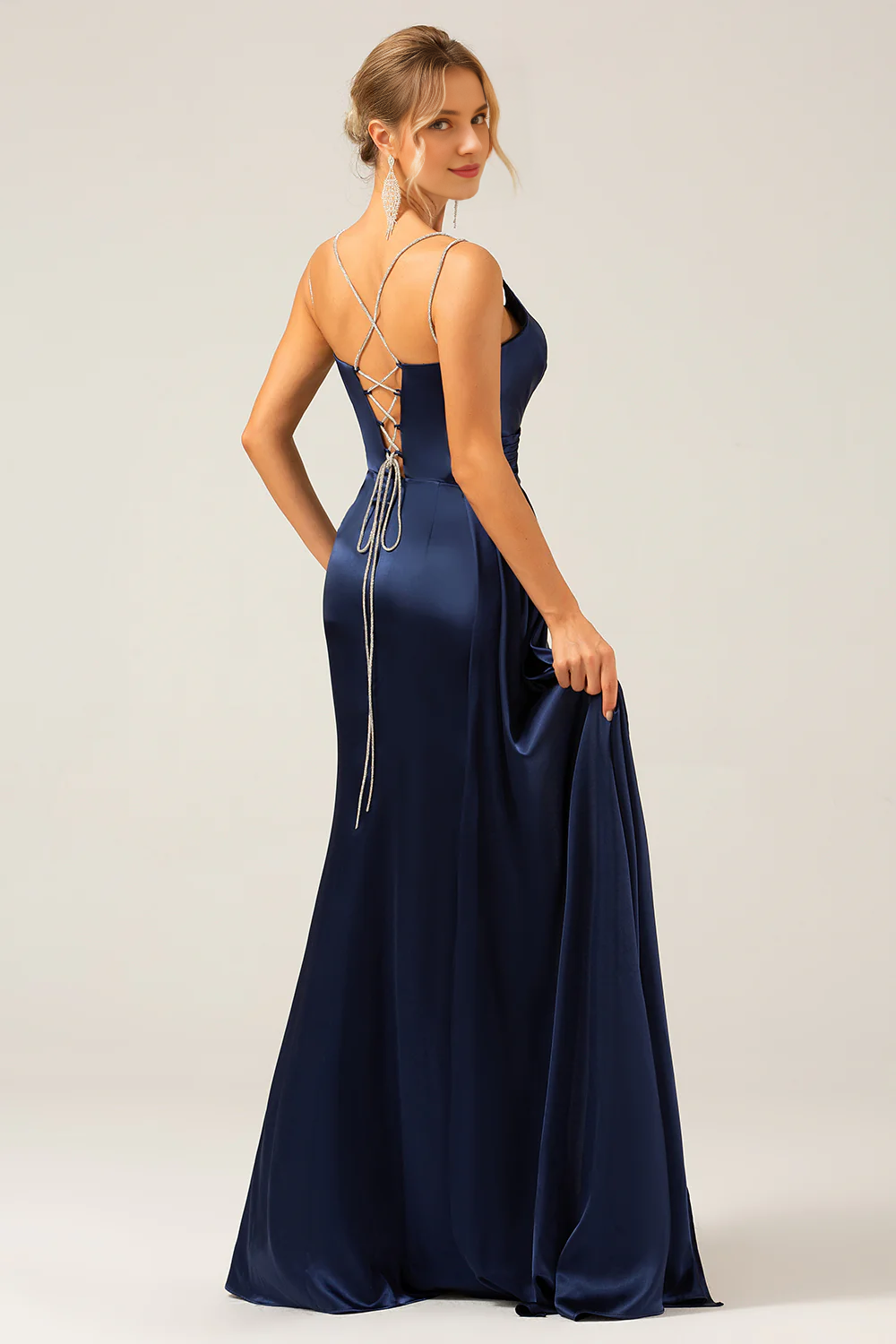 Marineblaues, ultralanges Kleid mit Fischschwanz-Ausschnitt, dünnen Schulterträgern, Schlitz, Plissee und Pailletten