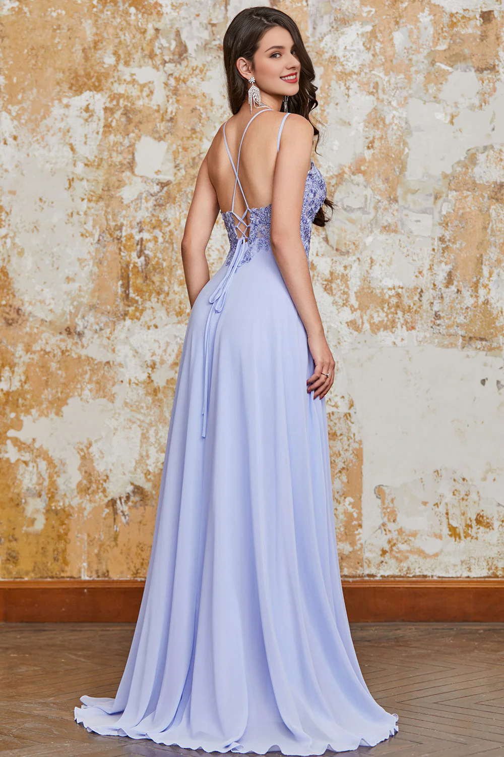 Lavendel-lila A-Linien-Ballkleid mit dünnen Schulterträgern, überkreuztem Rücken und langem Schlitz