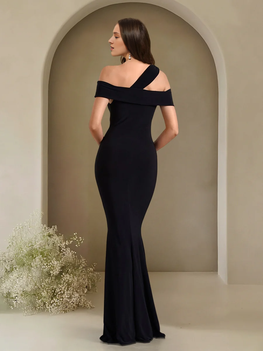 Eng anliegendes/säulenförmiges, schulterfreies, ärmelloses Abendkleid mit Schleppe und bodenlangem Kleid