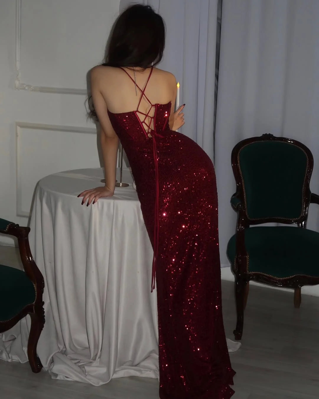 Robe de soirée longue à décolleté en cœur, sans manches, fines bretelles, dos nu, paillettes, fente latérale