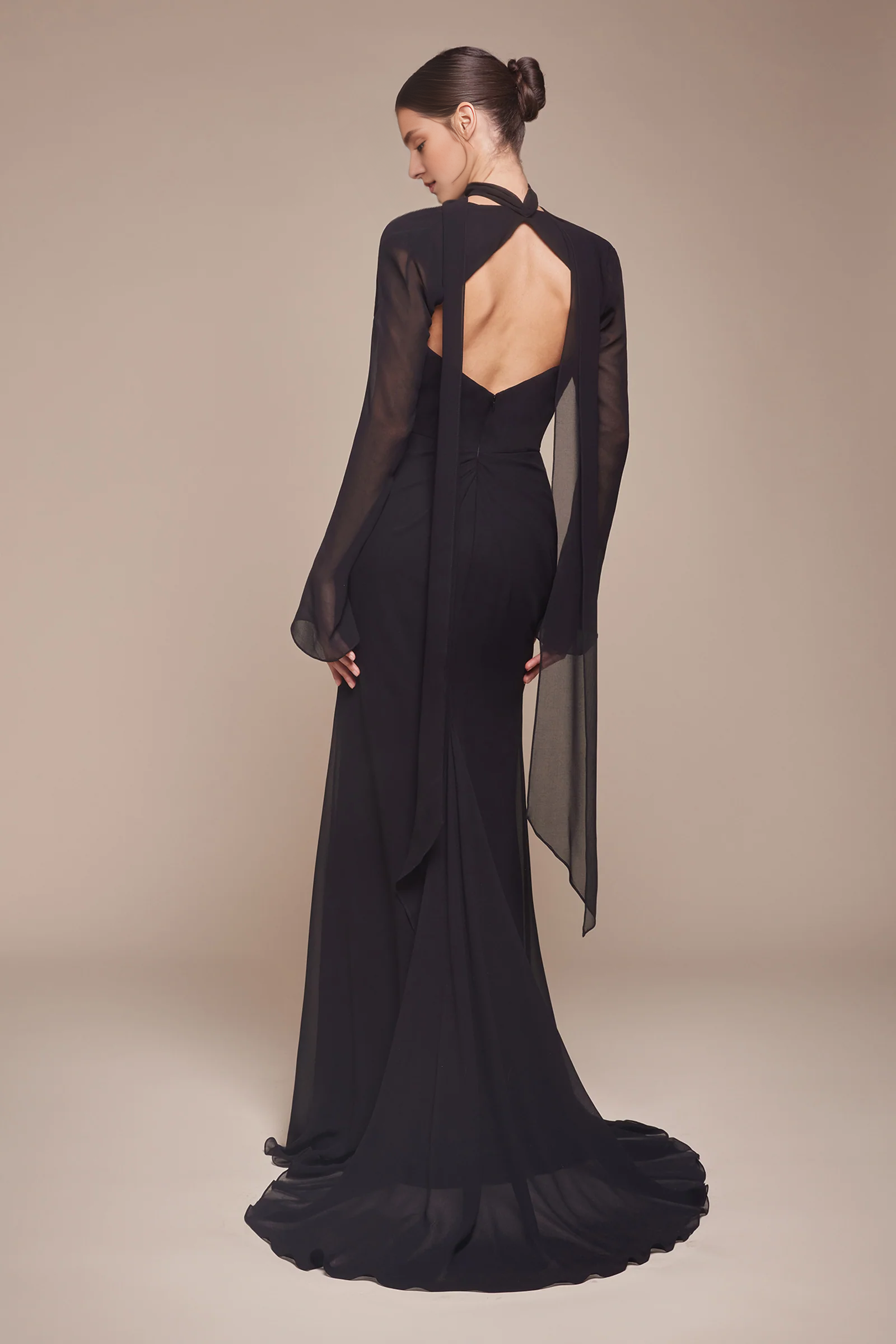 Robe de soirée longue en mousseline de soie, sans bretelles, manches longues, coupe ajustée