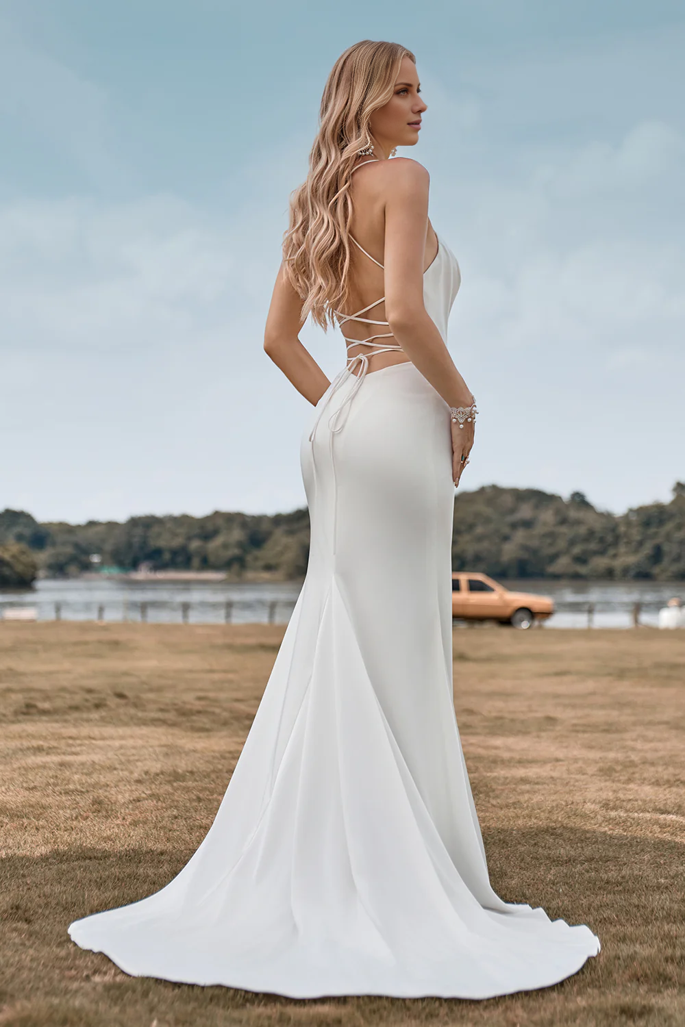 Robe de mariée simple à col en queue de poisson et à traîne