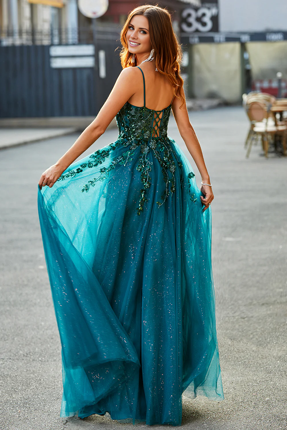 Robe de danse trapèze vert foncé à fines bretelles et longue fente appliquée