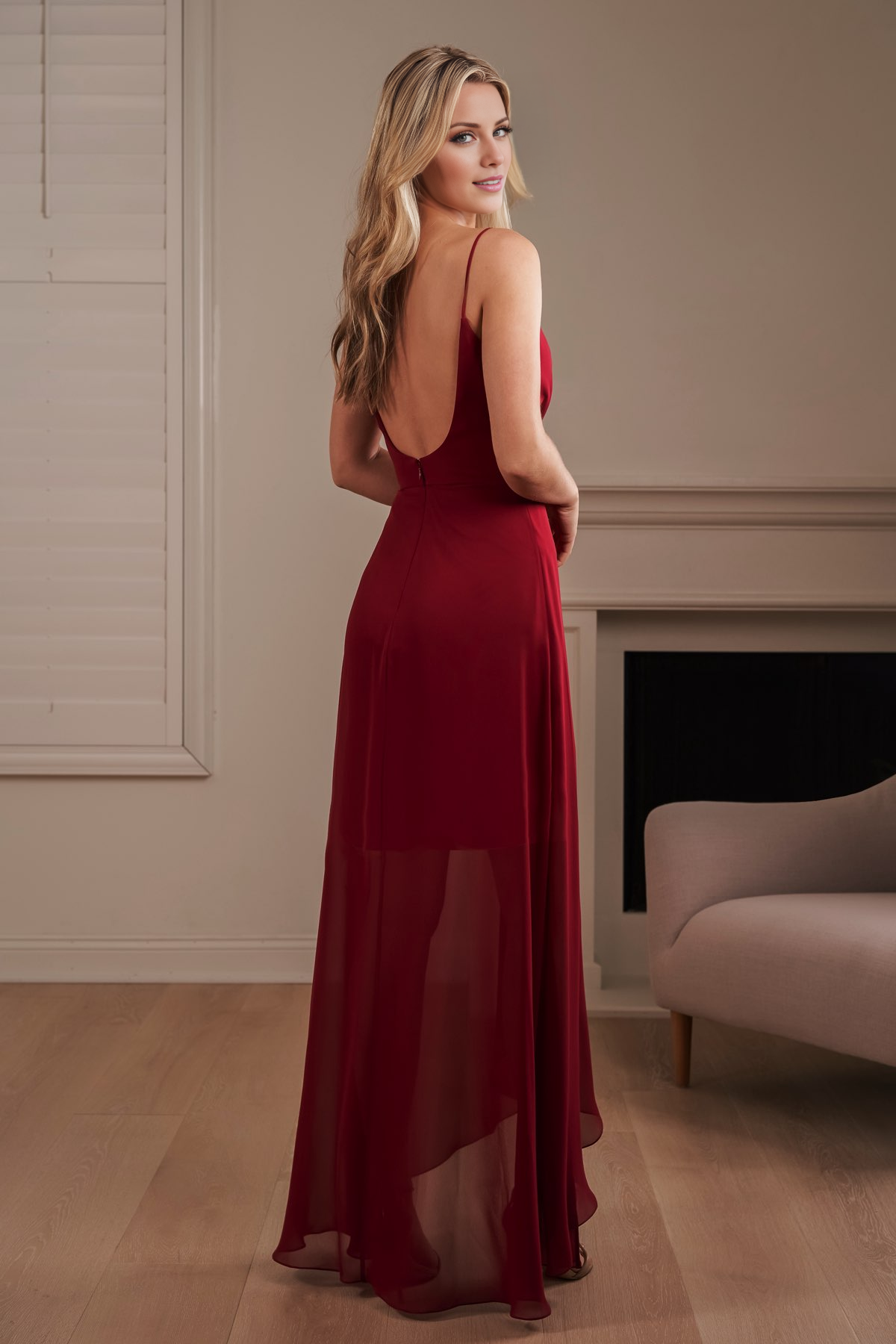 Robe de bal longue sans manches à col en V et bretelles fines avec fente latérale exposée dans le dos