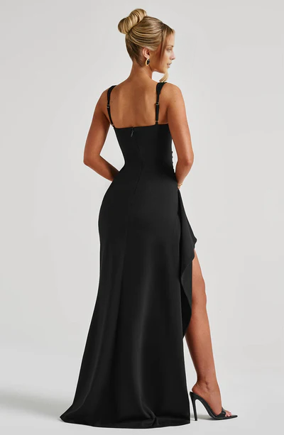 Ballkleid aus Crêpe mit quadratischem Ausschnitt, verstellbaren Schulterträgern, asymmetrischen Falten und bodenlangem