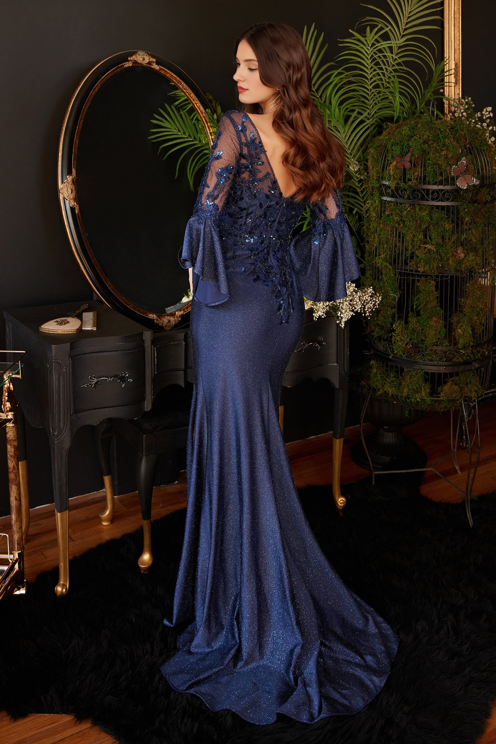 Robe de soirée en satin scintillant à manches longues évasées et à motif floral