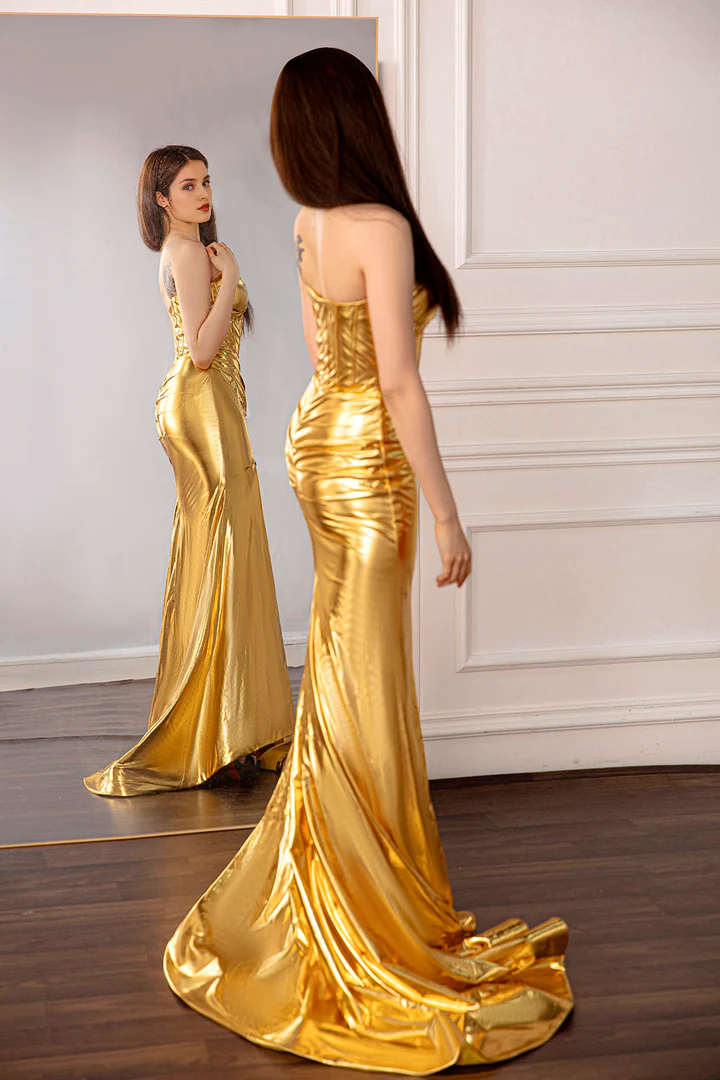 Goldenes trägerloses, rückenfreies, bodenlanges Abendkleid mit Seitenschlitz