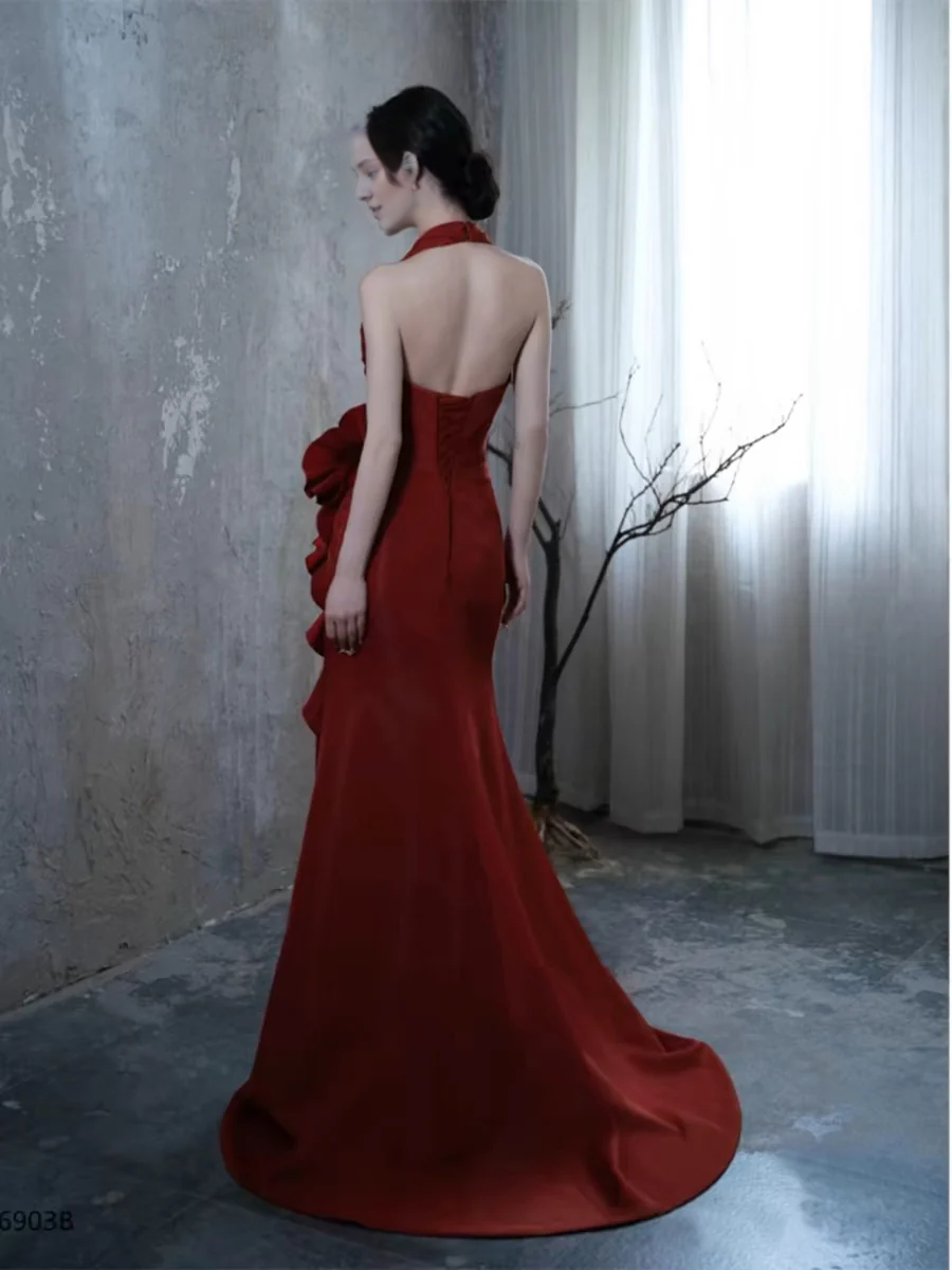 Weinrotes Abendkleid mit hängendem Hals, Schlitz und Fischschwanz