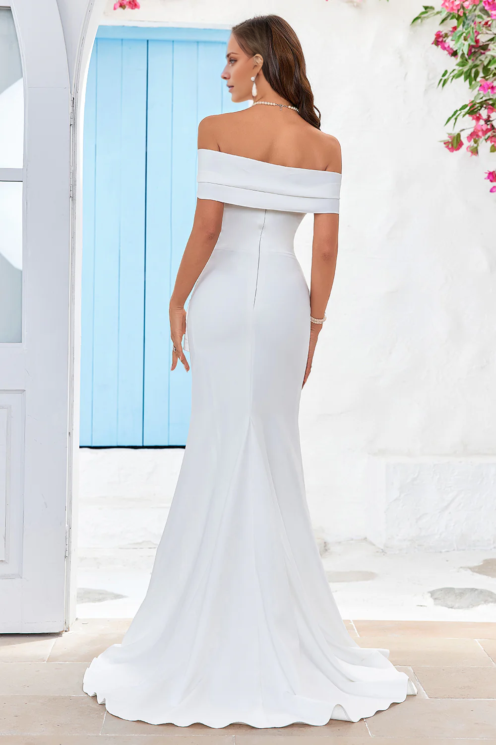 Robe de mariée longue en satin avec épaules dénudées et fente au sol