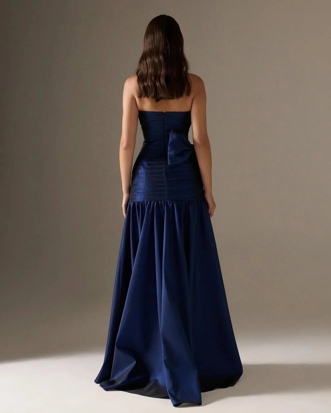 Robe de bal Yidibang à épaules dénudées, sans manches, détails plissés, dos nu et longueur au sol