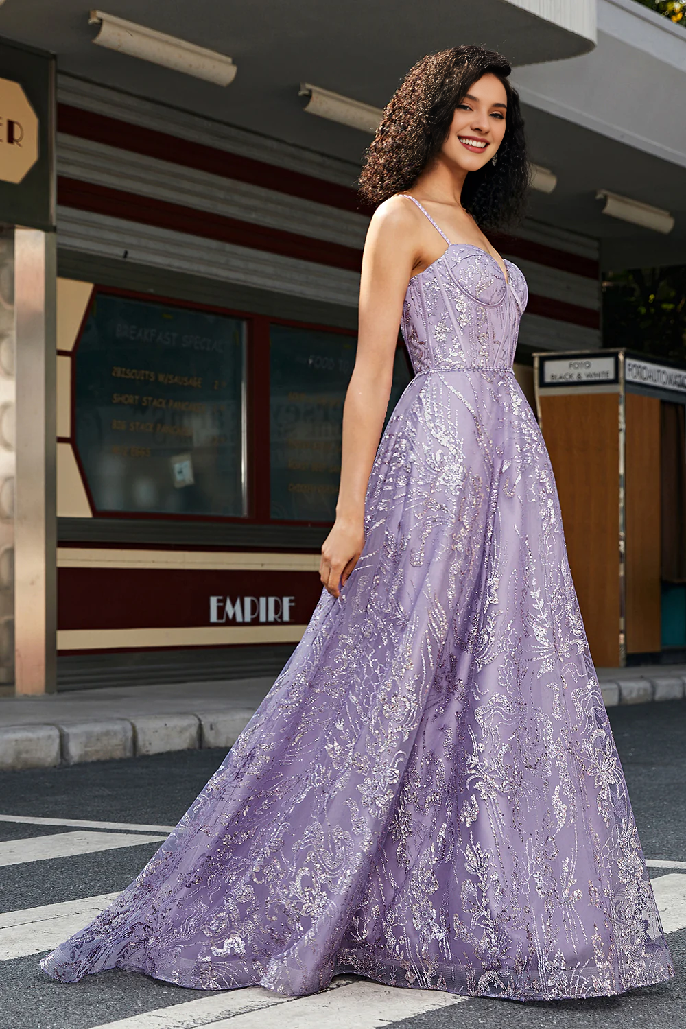 Funkelndes lila A-Linien-Partykleid mit dünnen Schulterträgern und langen Pailletten und engem Korsett