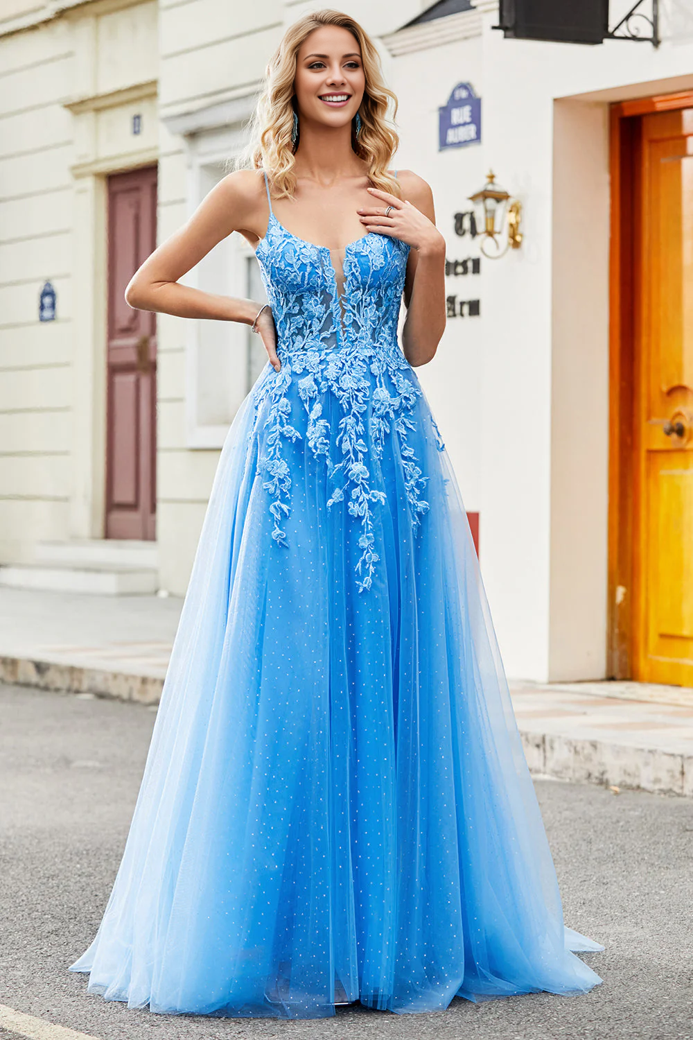 Wunderschönes blaues A-Linien-Ballkleid mit dünnen Trägern und Aufnäher