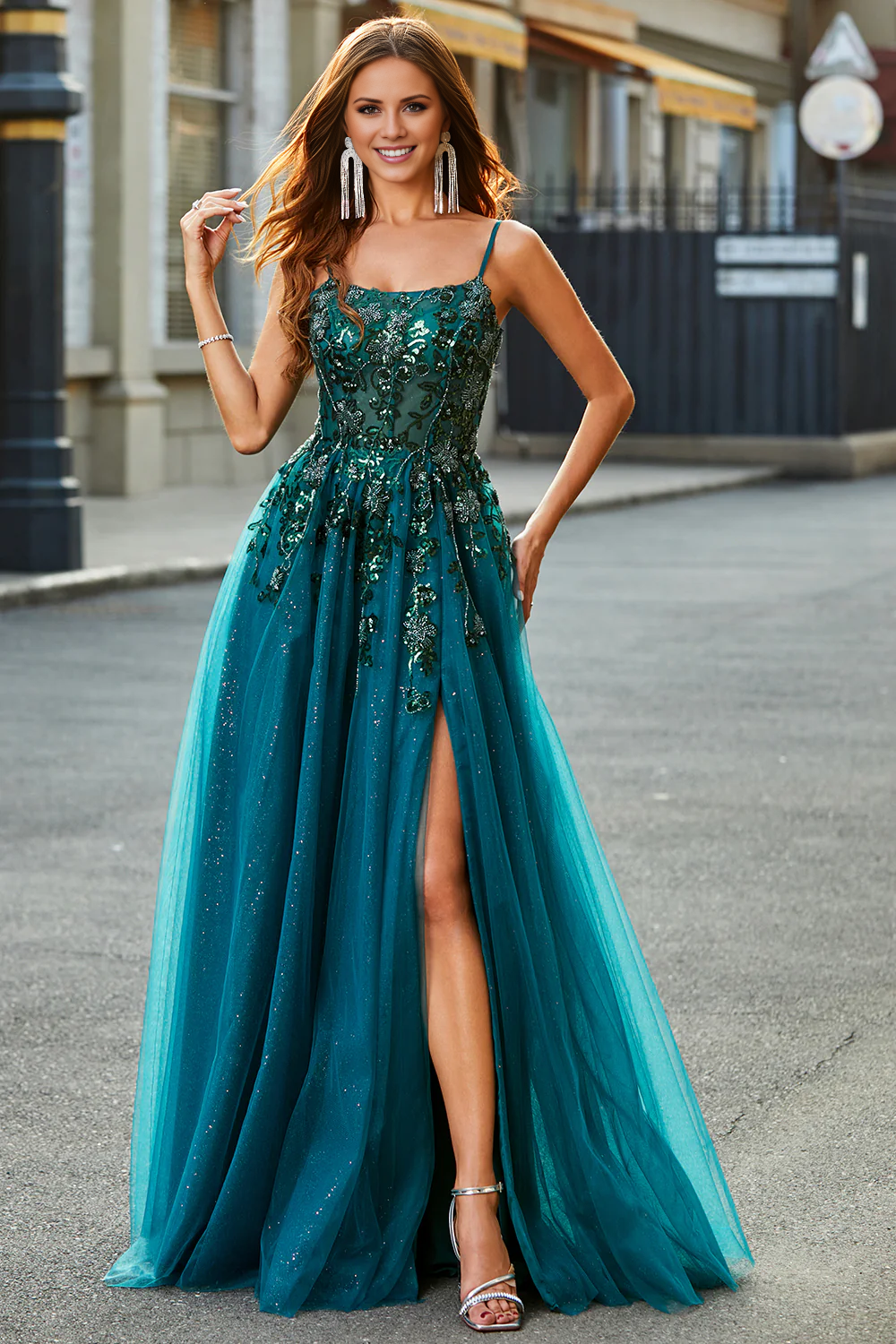 Robe de danse trapèze vert foncé à fines bretelles et longue fente appliquée