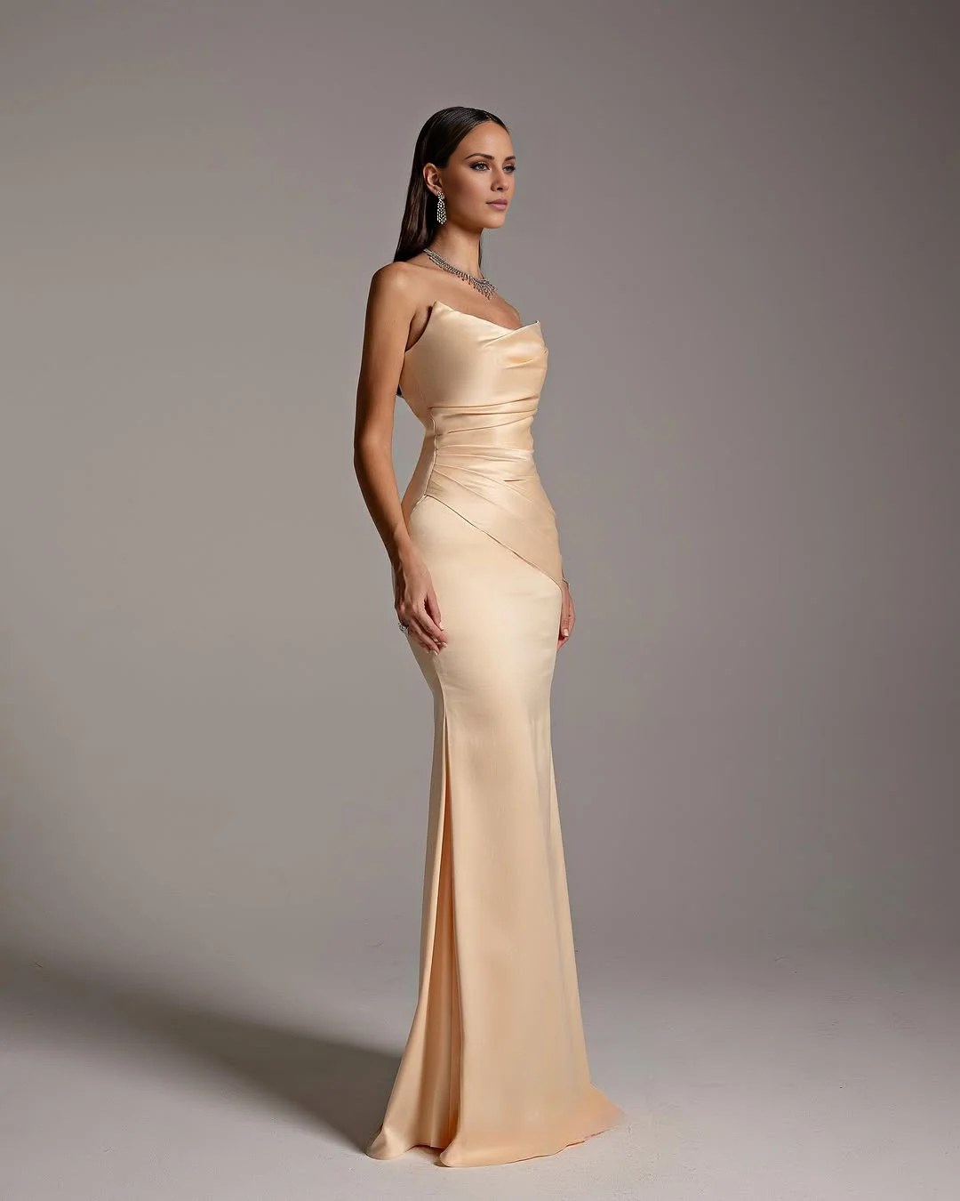 Robe de bal sirène Yidibang à épaules dénudées, sans manches, dos nu et longueur au sol