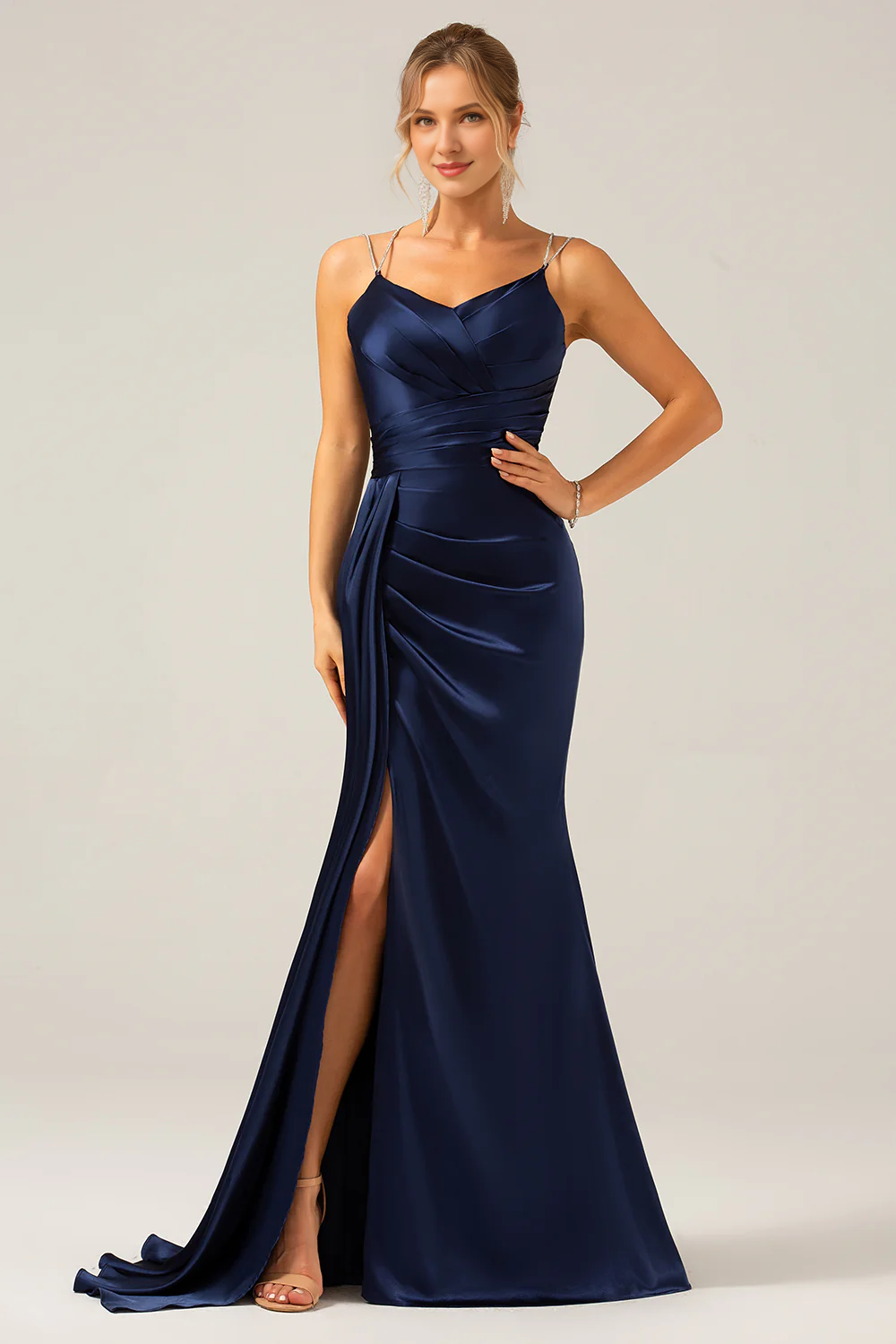 Marineblaues, ultralanges Kleid mit Fischschwanz-Ausschnitt, dünnen Schulterträgern, Schlitz, Plissee und Pailletten
