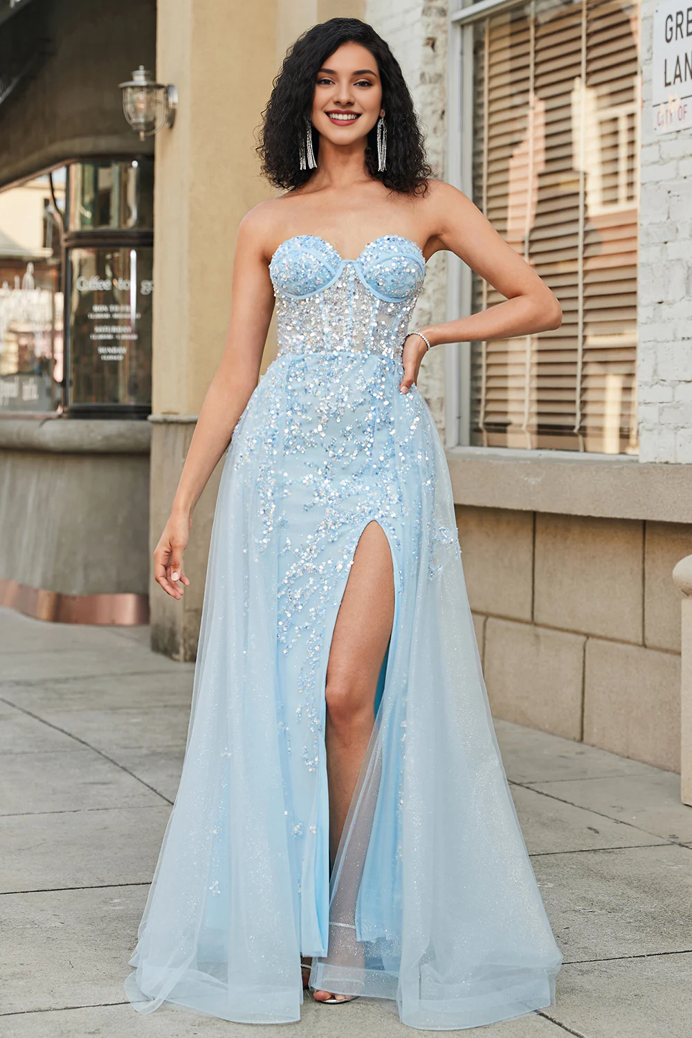 Funkelndes hellblaues A-Linien-Ballkleid mit Herzausschnitt und langem Schlitz
