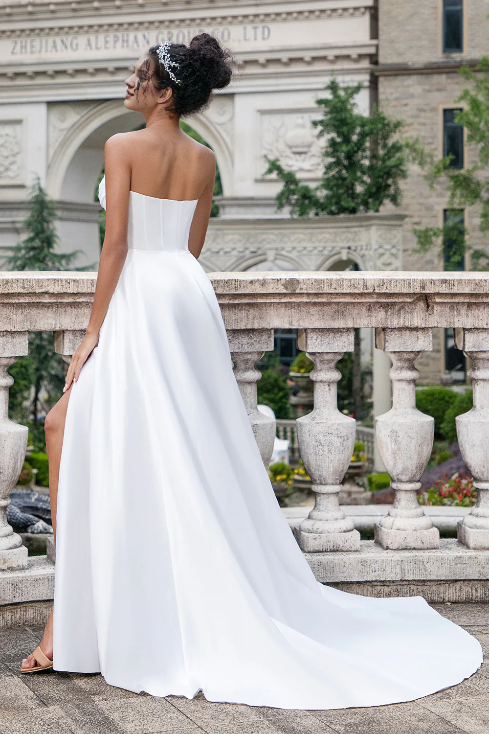 Elegant white A-line trailing strapless pleated tight corset with slit wedding dress