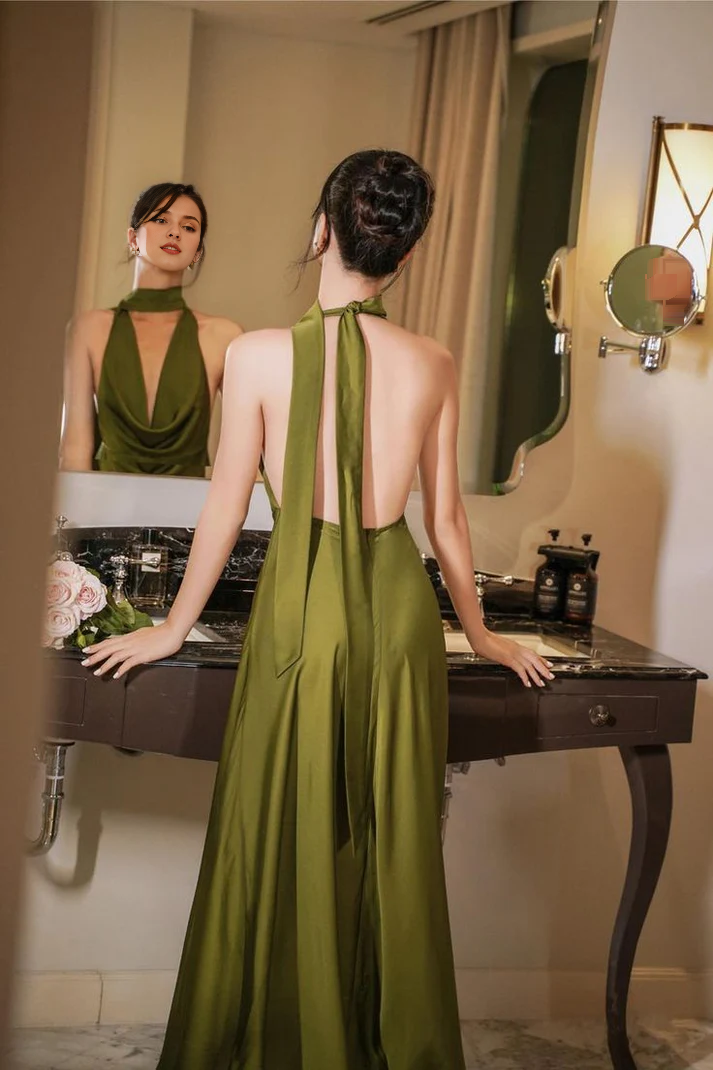 Grünes, enges, langes Abendkleid mit hängendem Hals