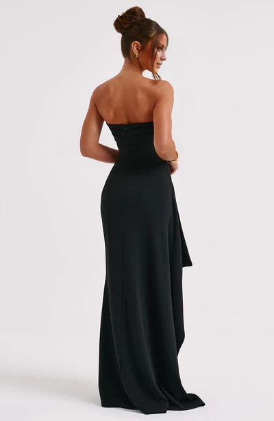 Schulterfreier Kragen mit drapierten Rüschenkanten aus Kreppstoff und bodenlangem Ballkleid