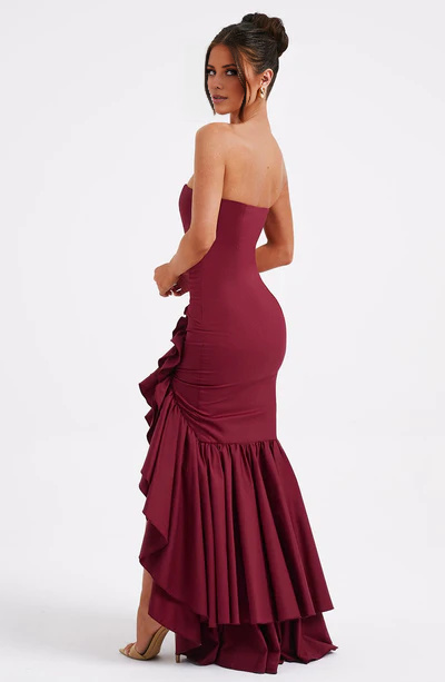 Trägerloses, rückenfreies, seitlich geschlitztes, gerüschtes Rand und bodenlanges Ballkleid