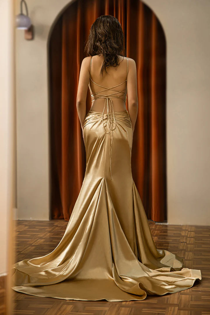 Robe de soirée ajustée en satin, dos nu, fines bretelles, fentes latérales et longueur au sol