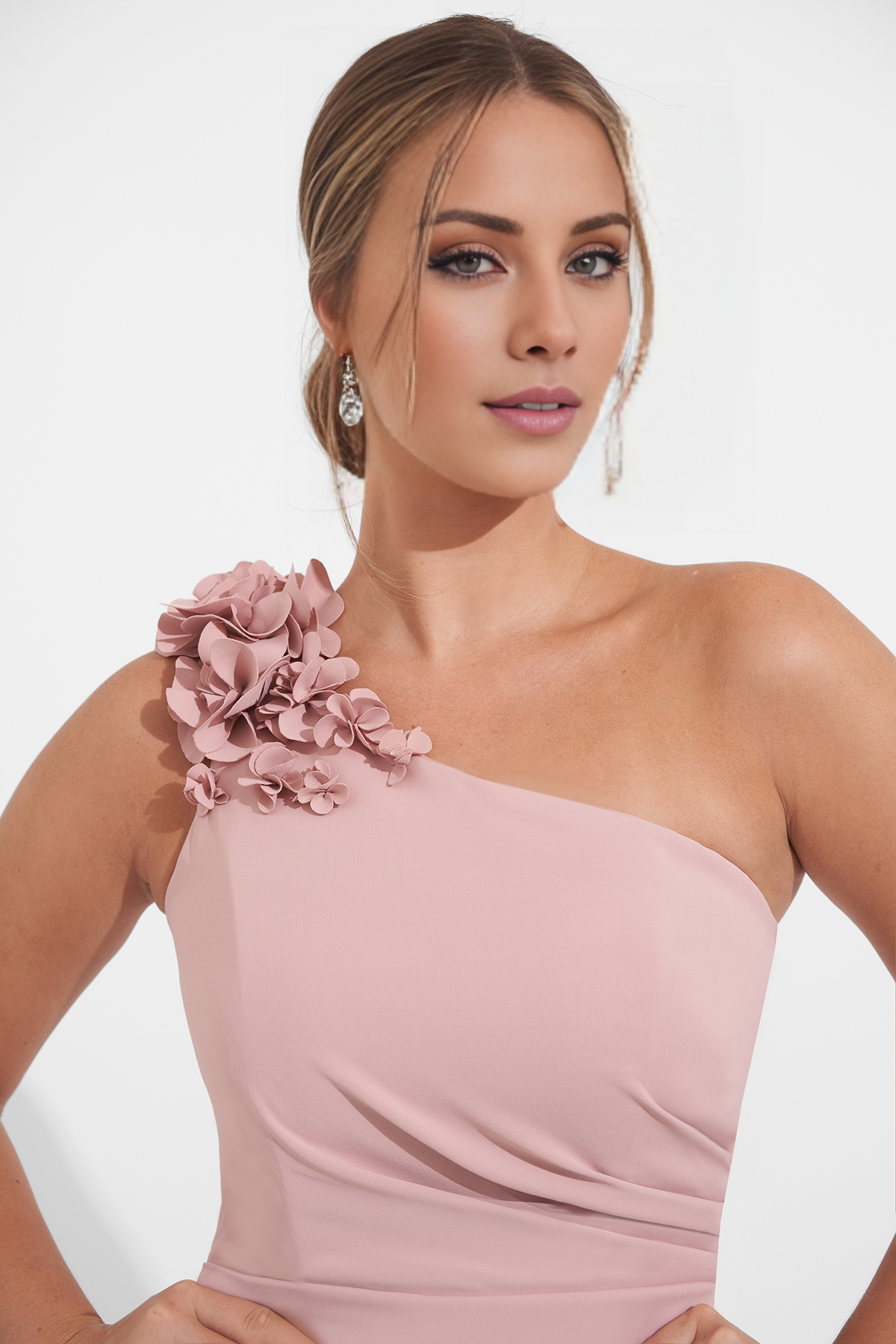 Kleid für die Brautmutter aus Crêpe mit einer Schulter und Horn und 3D-Blumen